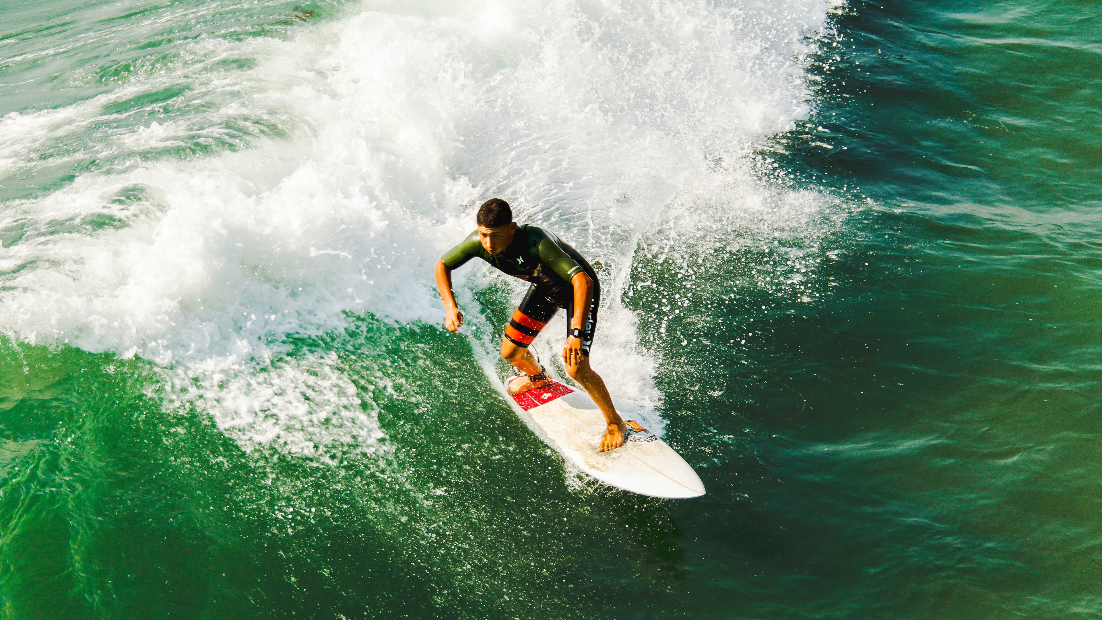 引擎与终场哨,当F1街道赛的轰鸣遇见尼克斯末节的逆袭